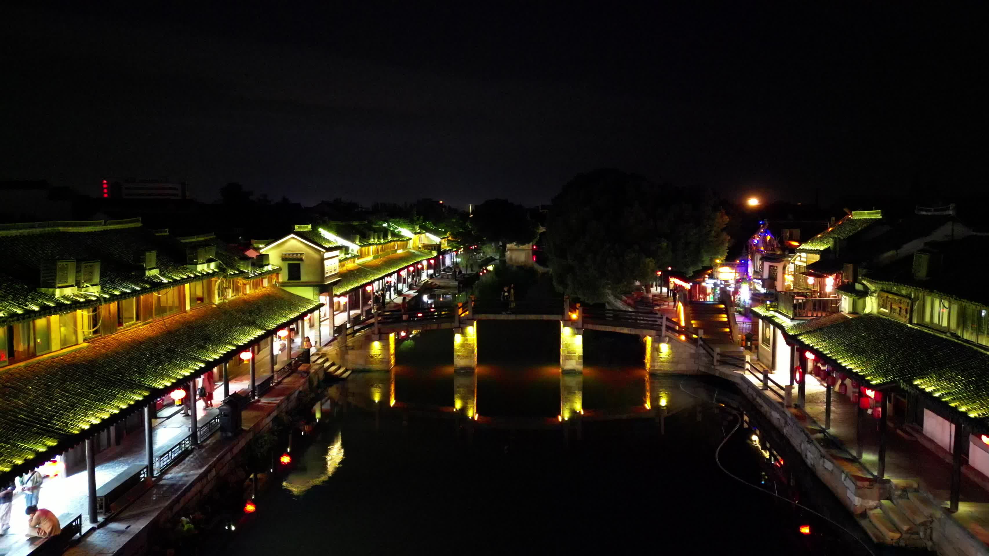 江苏西塘古镇夜景5A景区航拍视频的预览图