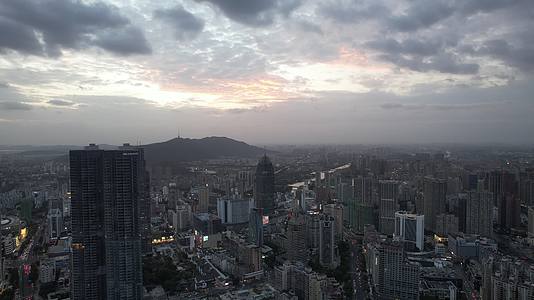 中国江苏无锡城市夜幕降临航拍视频的预览图