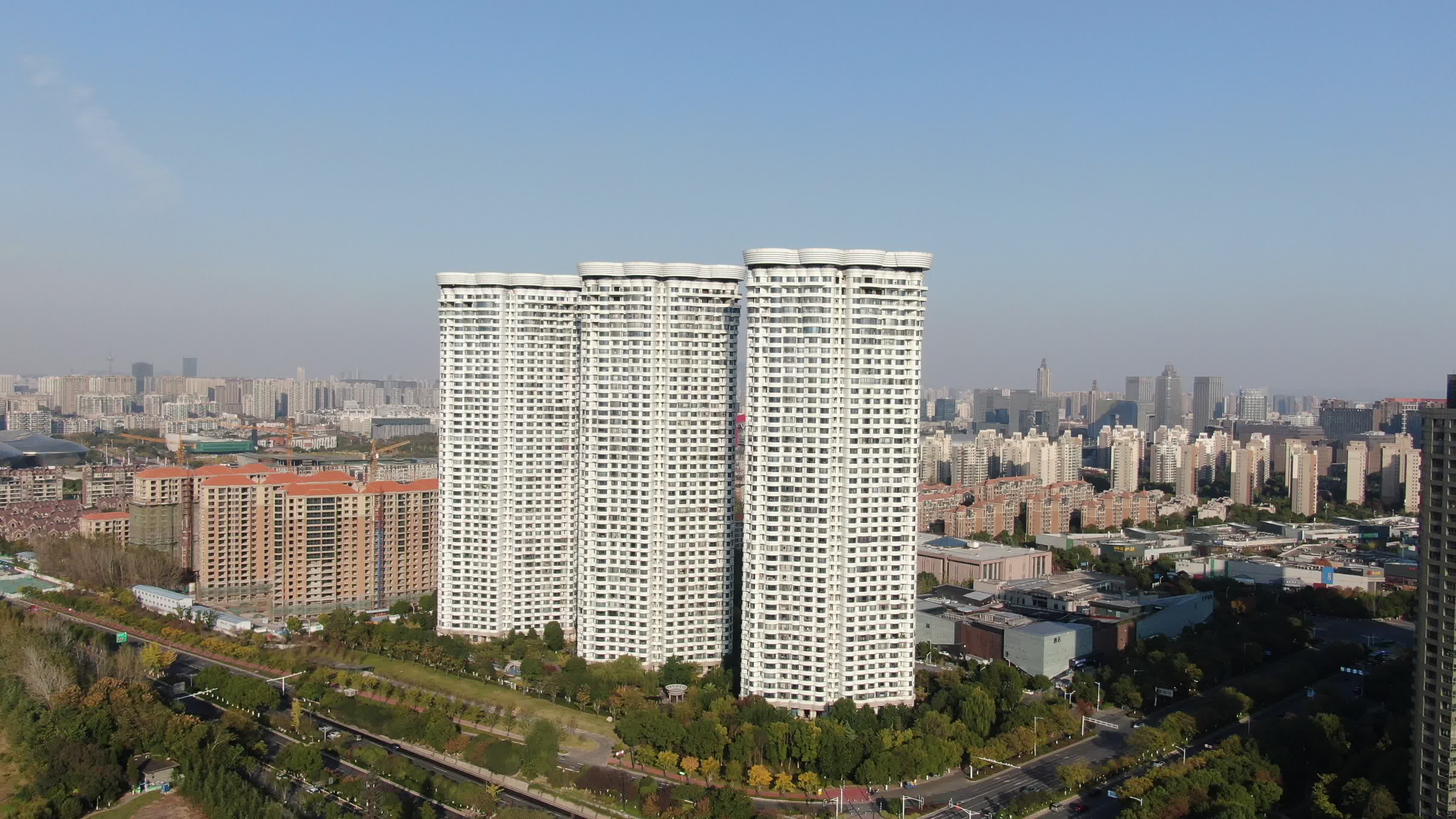 江苏南京城市高档住宅小区航拍视频的预览图