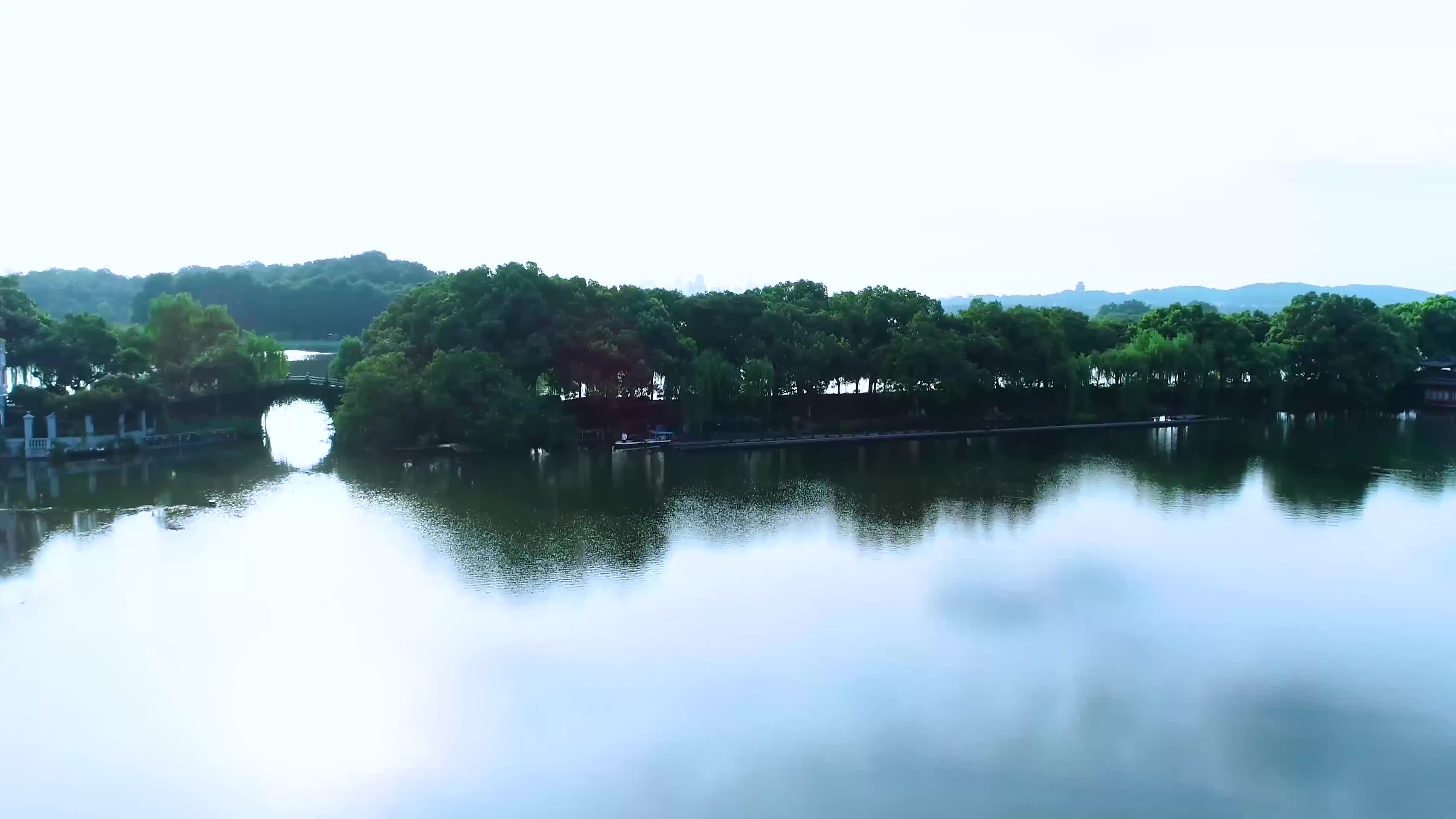 杭州西湖曲院风荷4K航拍视频视频的预览图