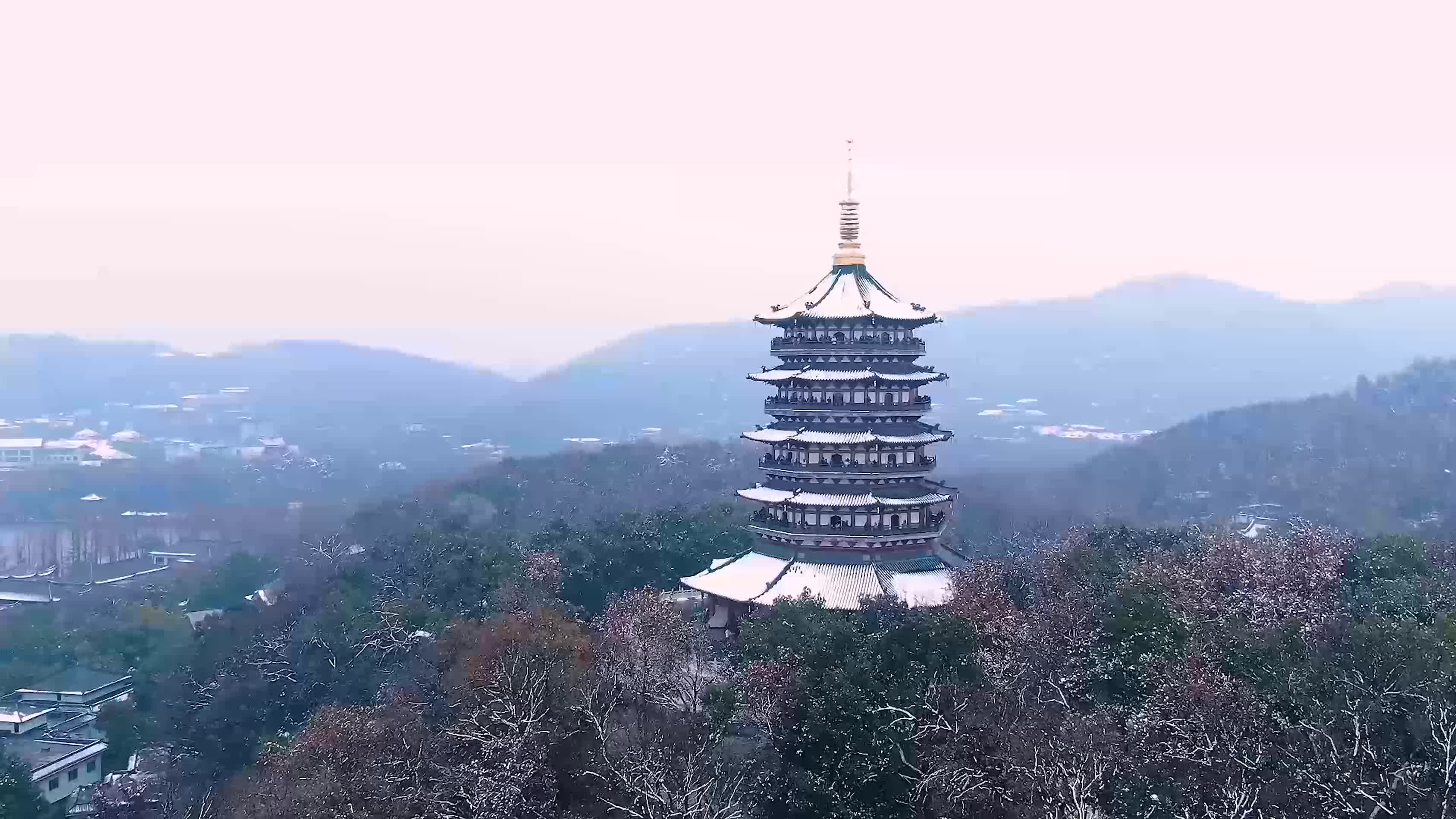 杭州西湖雷峰塔雪景4K航拍视频视频的预览图