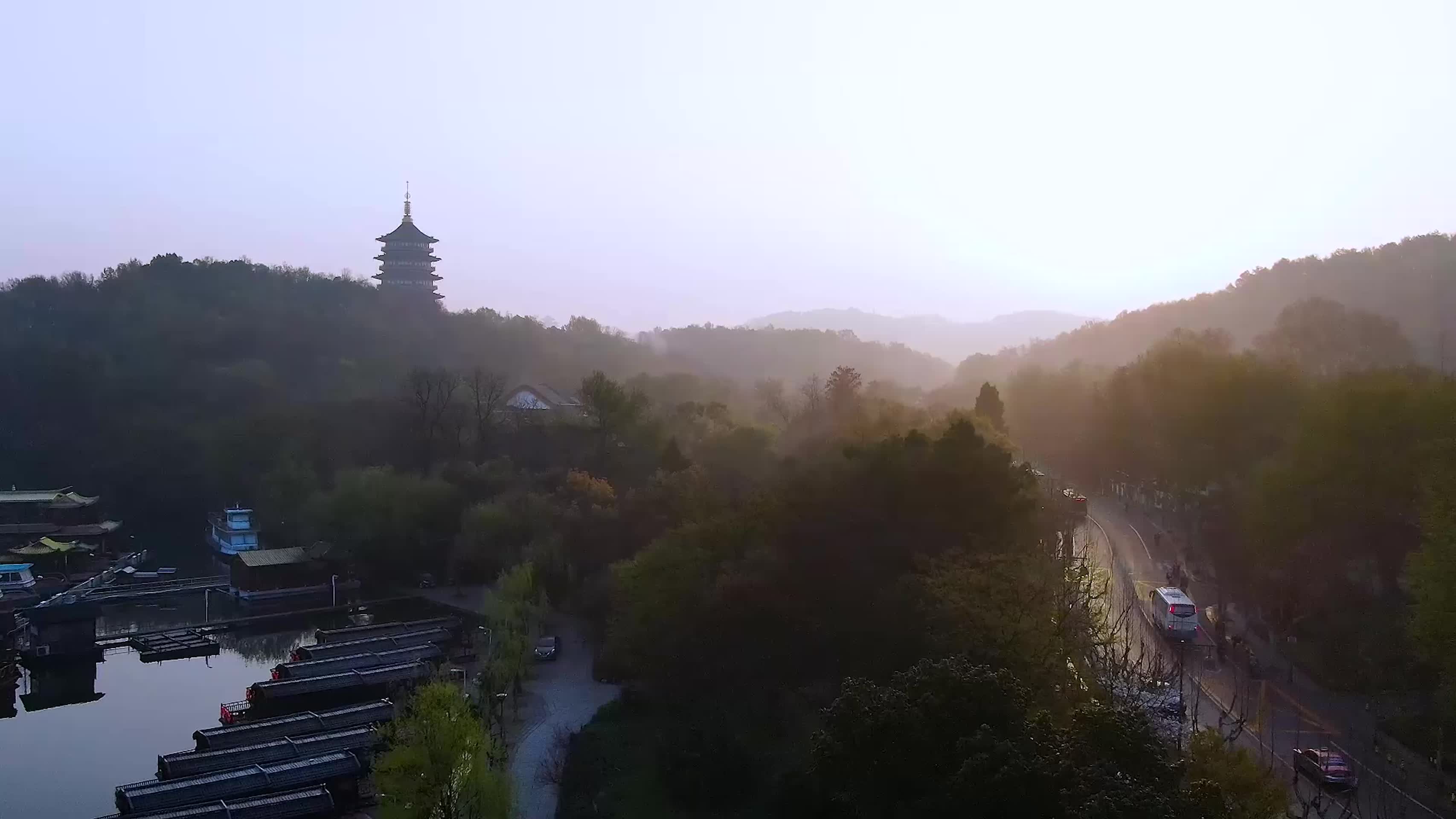 杭州西湖雷峰塔清晨4K航拍视频视频的预览图