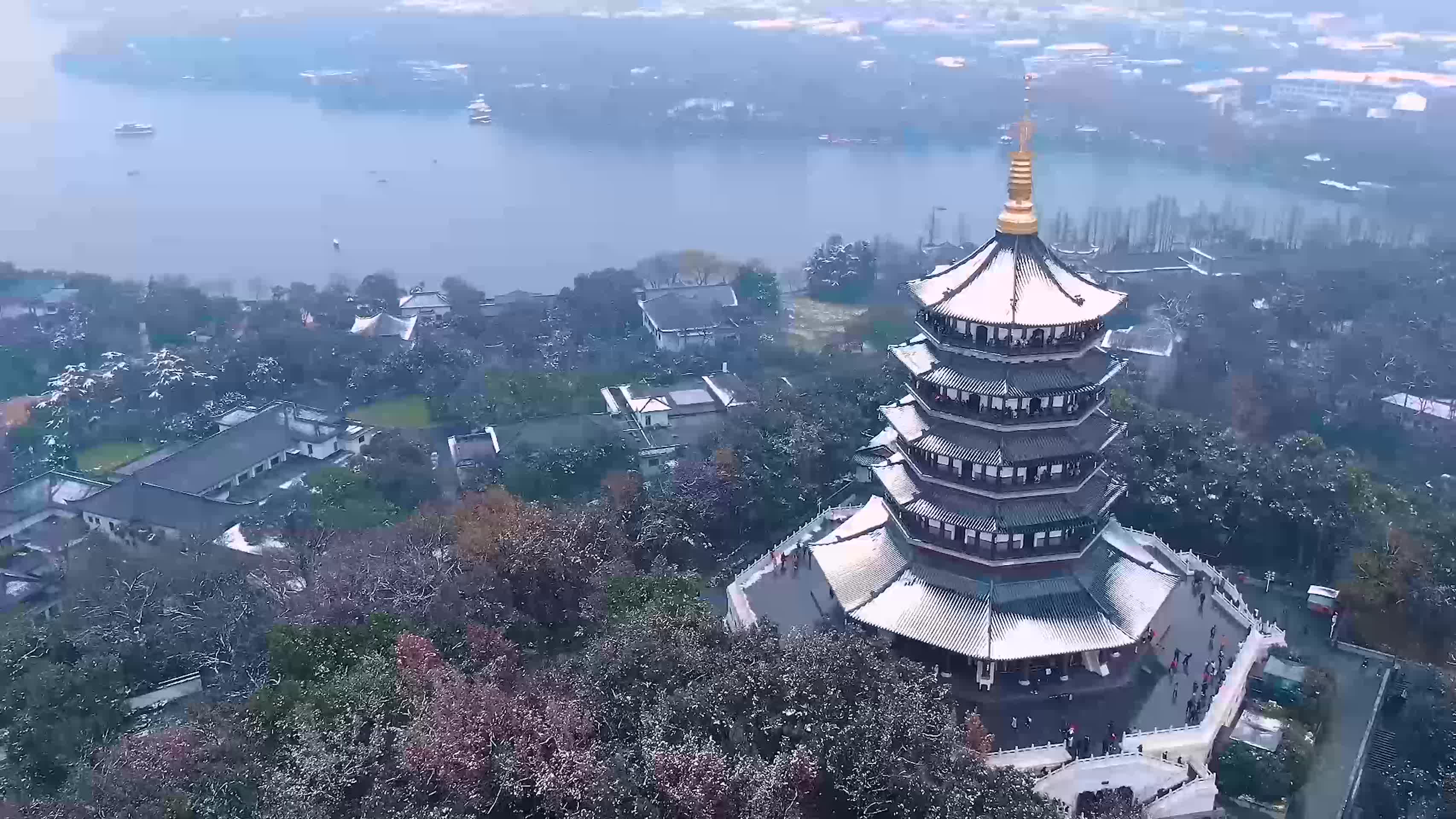 杭州西湖雷峰塔雪景4K航拍视频视频的预览图