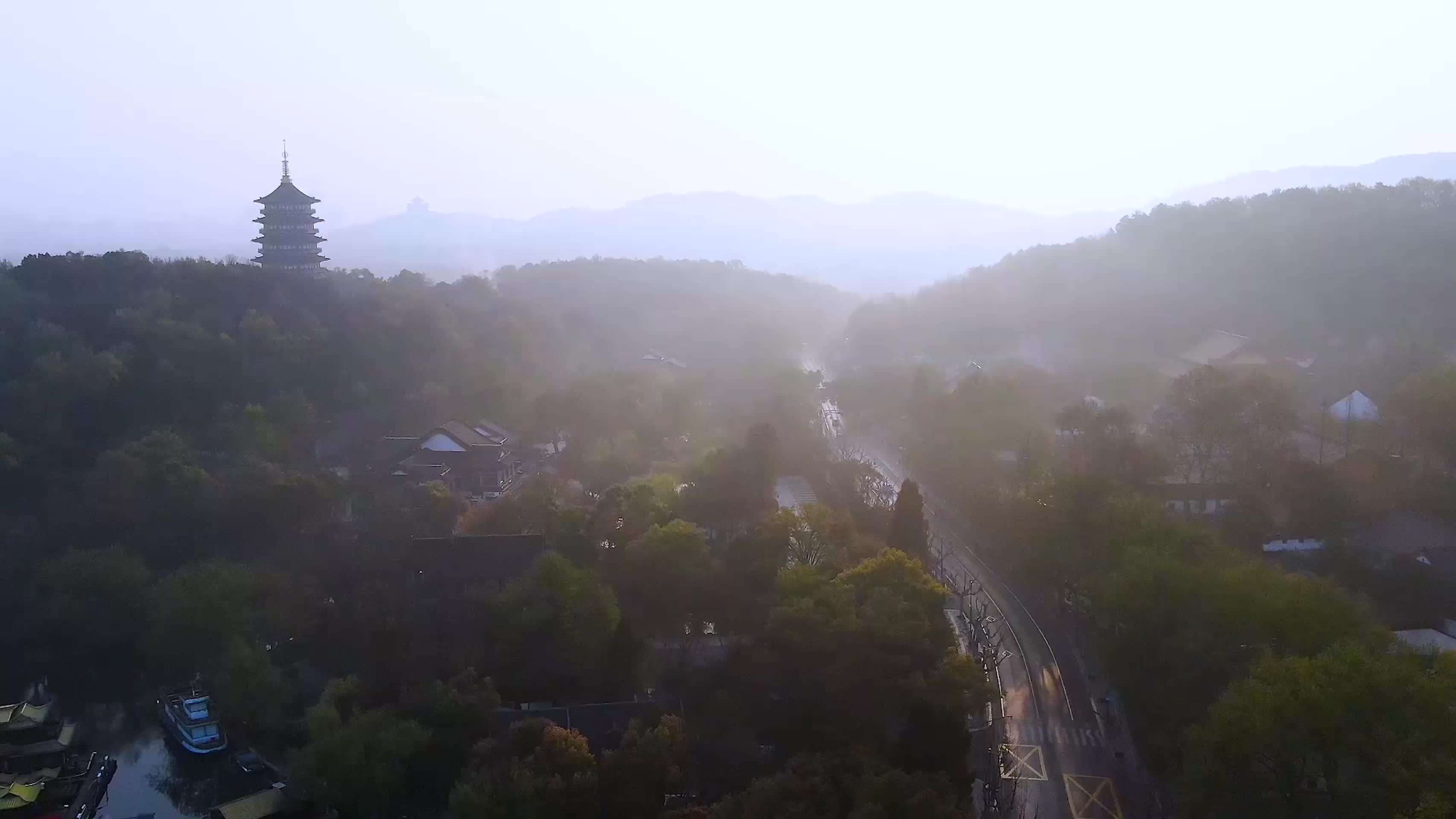 杭州西湖雷峰塔清晨4K航拍视频视频的预览图