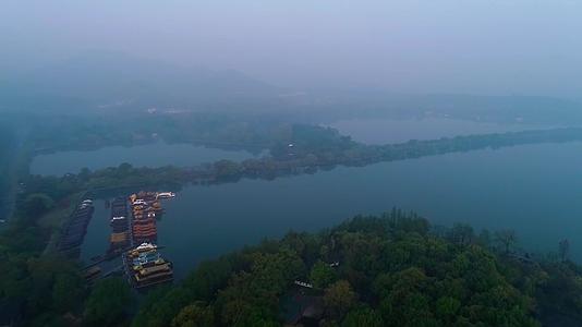杭州西湖江南雾景4K航拍视频视频的预览图