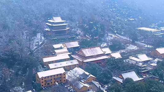 杭州西湖净慈寺下雪天4K航拍视频视频的预览图