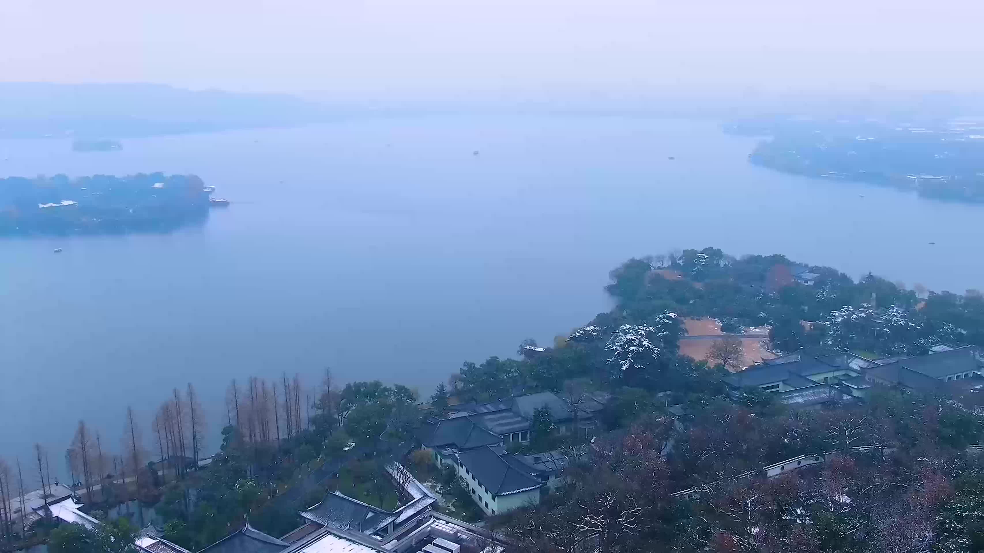 杭州西湖冬天江南雪景4K航拍视频视频的预览图