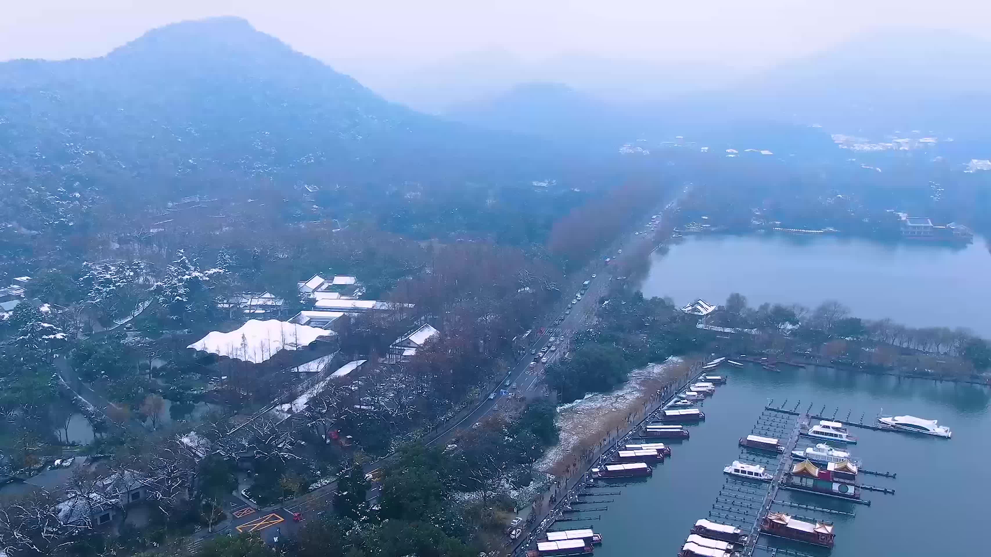 杭州西湖冬天江南雪景4K航拍视频视频的预览图