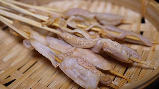 内脏鸡胗串小串肉串钵钵鸡炸串烤串美食视频的预览图