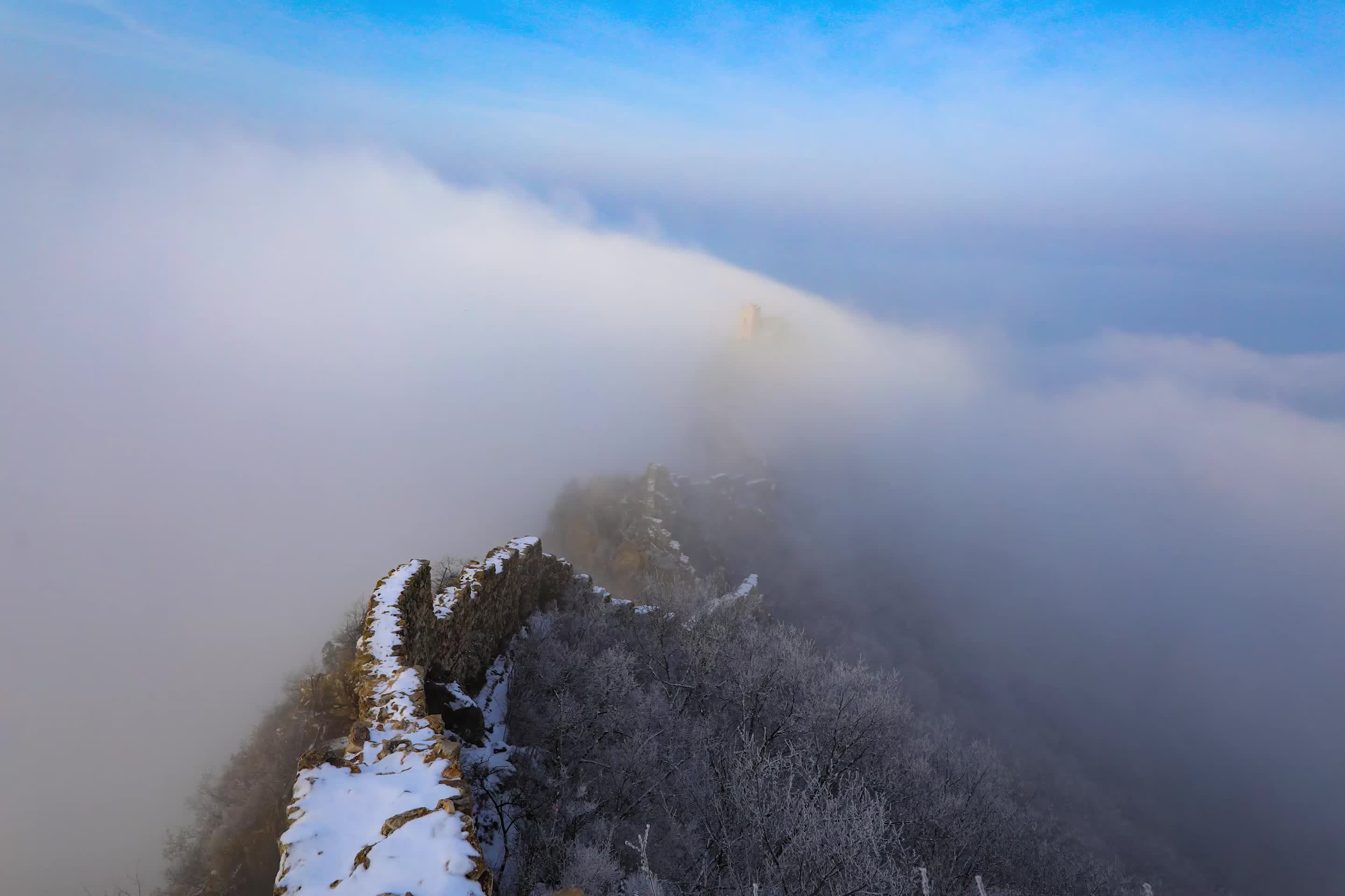 延时风光长城冬季雪景云海视频的预览图