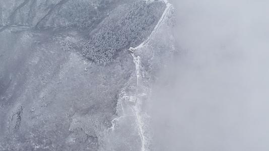 航拍冬季雪景长城震撼雪景视频的预览图