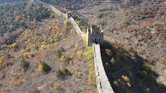 秋季中国万里长城航拍风景视频的预览图