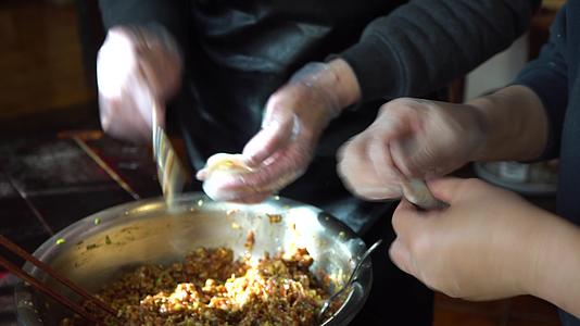 小年包饺子煮饺子视频的预览图