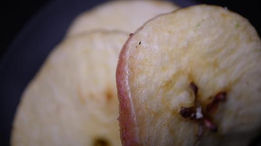 香脆冻干苹果片蔬果片脱水水果视频的预览图