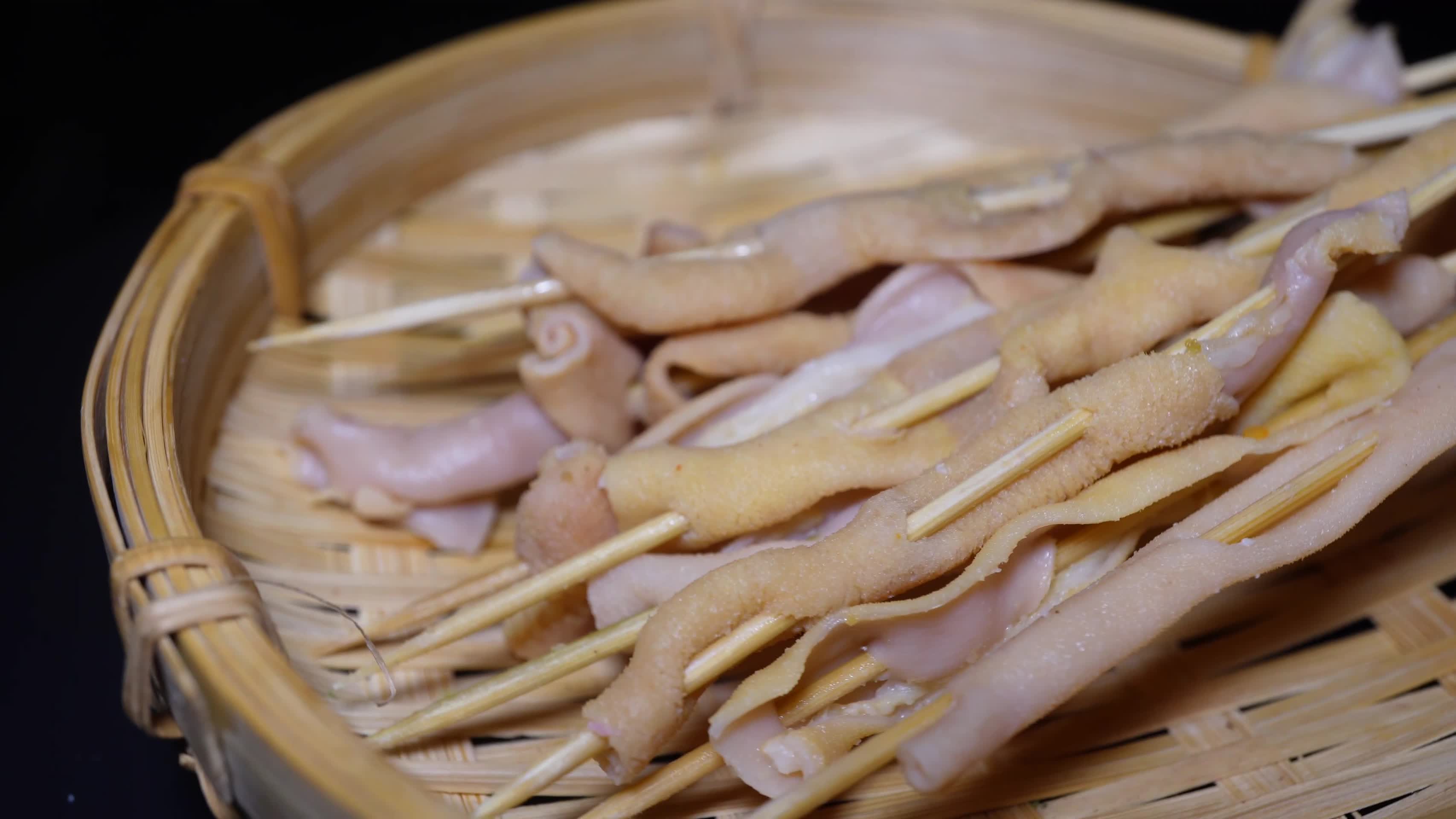 鸭肠串小串肉串钵钵鸡炸串烤串美食视频的预览图