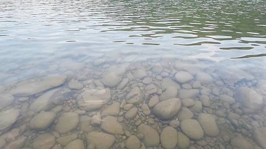 清澈见底的水面鹅卵石背景视频的预览图