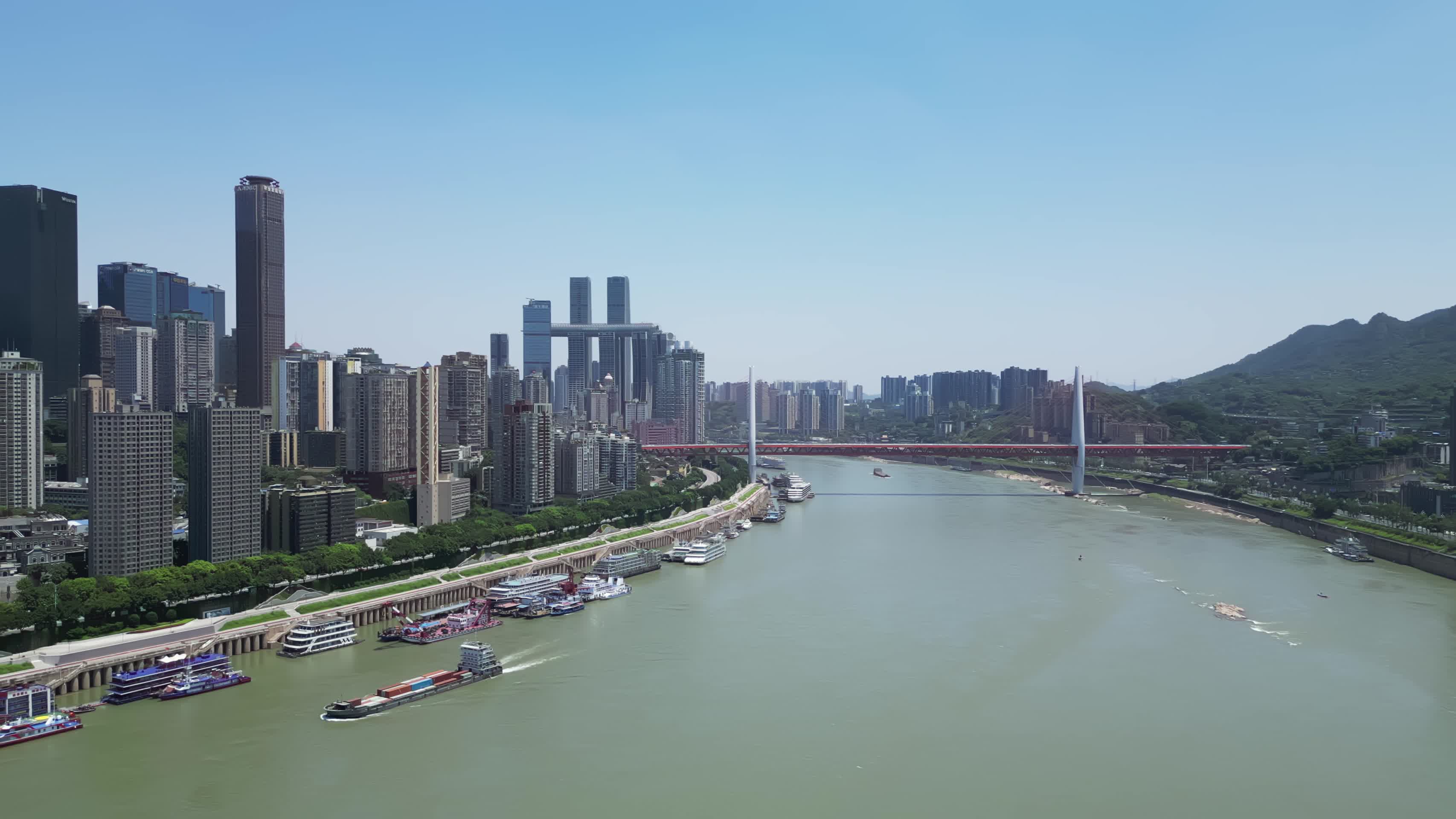 航拍俯瞰重庆渝中长江都市风光视频的预览图