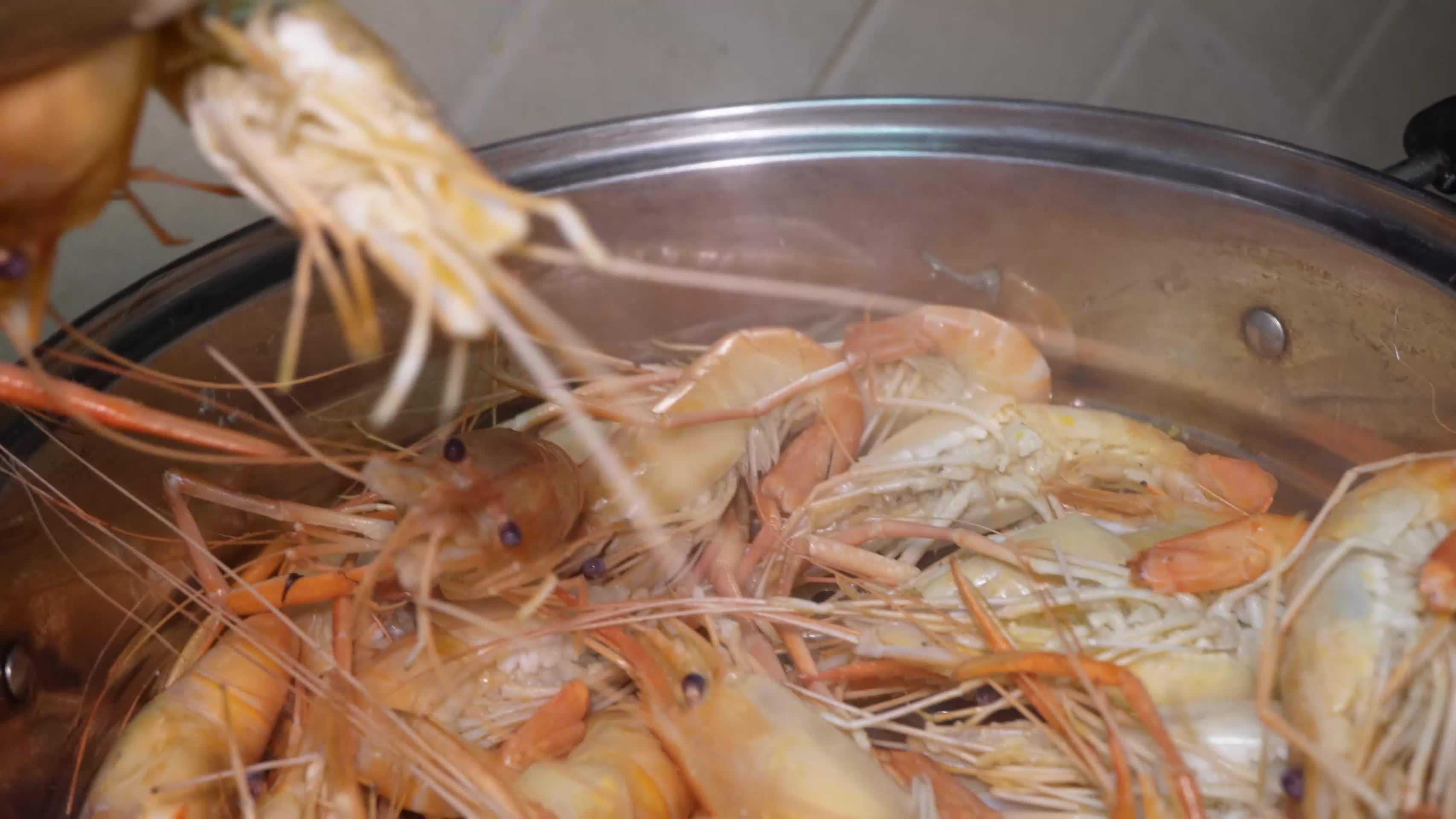 蒸熟的的罗氏虾大头虾视频的预览图