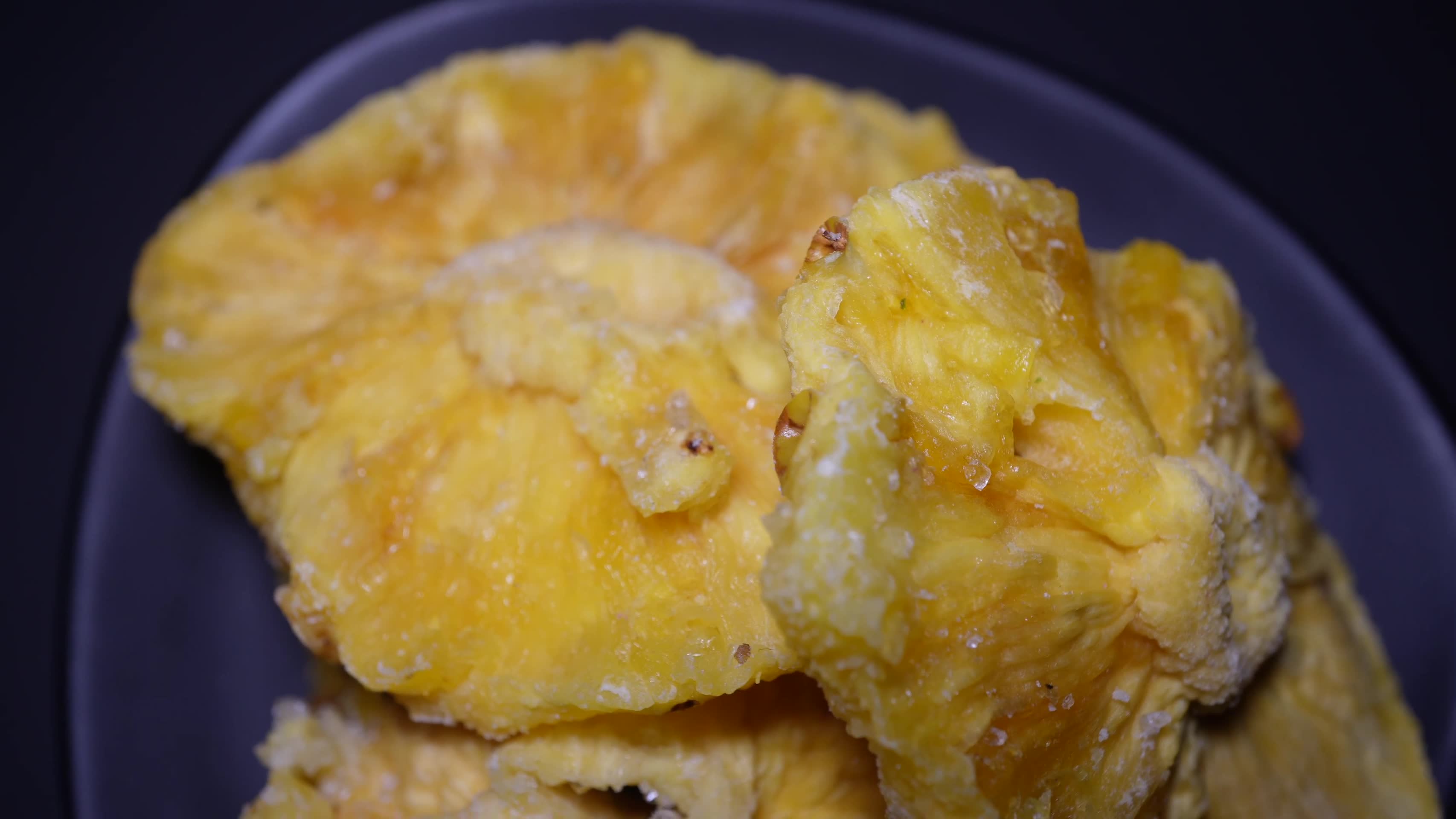 水果干菠萝片冻干水果蜜饯凤梨干视频的预览图