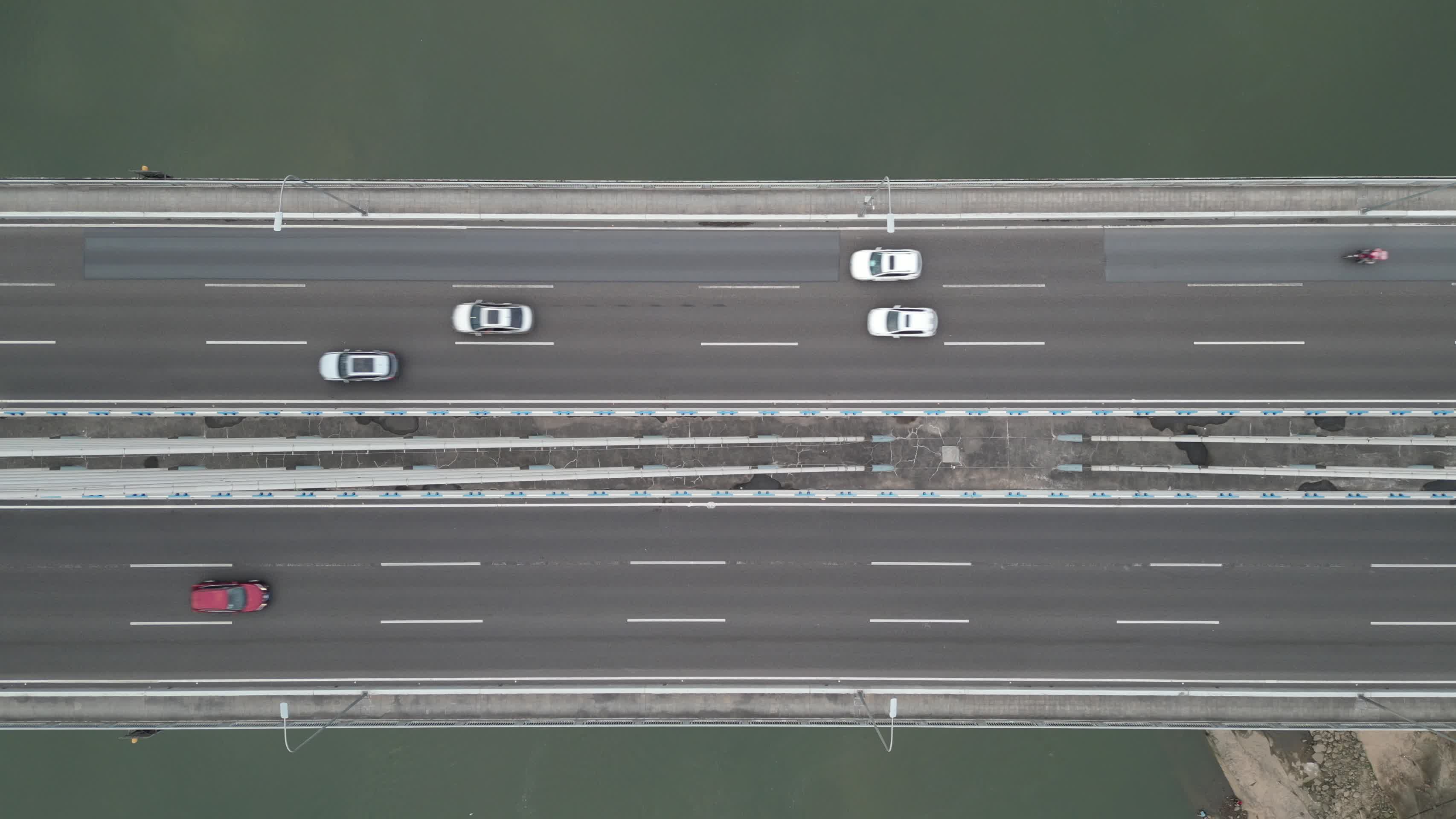 重庆北碚公路车流大桥航拍视频的预览图