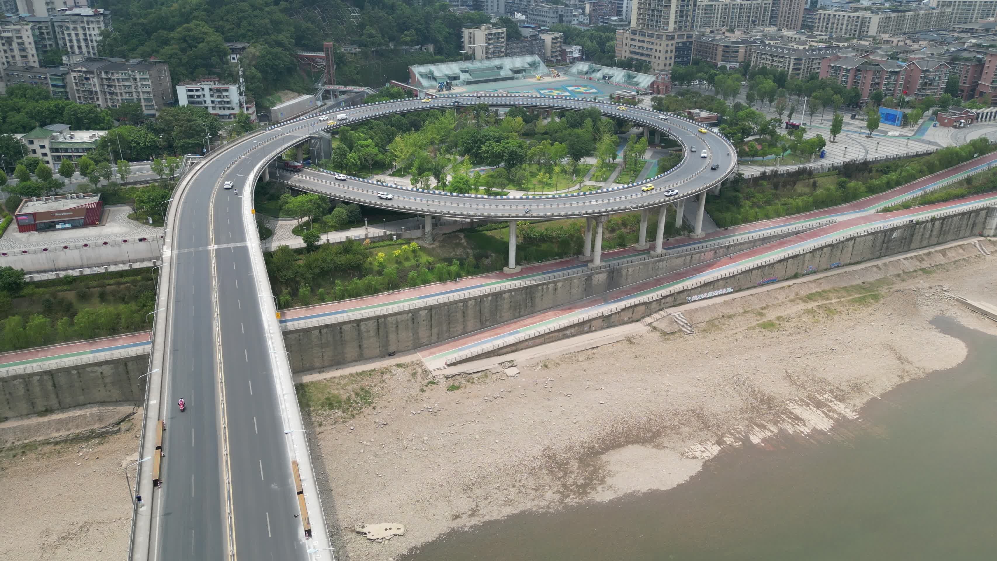 重庆北碚高架桥公路车流航拍视频的预览图