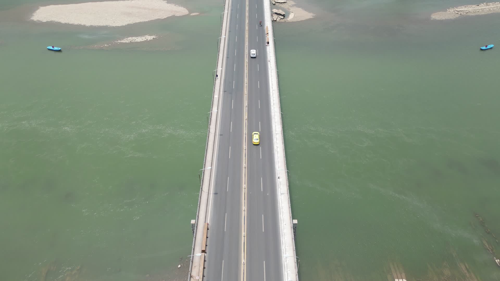 跨江大桥上的车流航拍视频的预览图