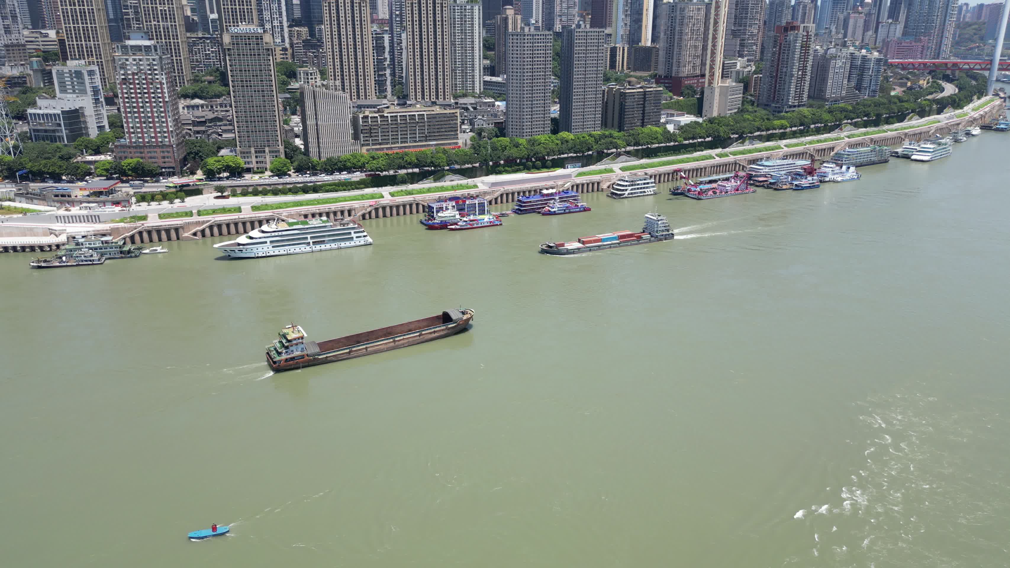 重庆渝中长江轮渡货运航拍风景视频的预览图