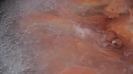 虾料理做菜视频的预览图