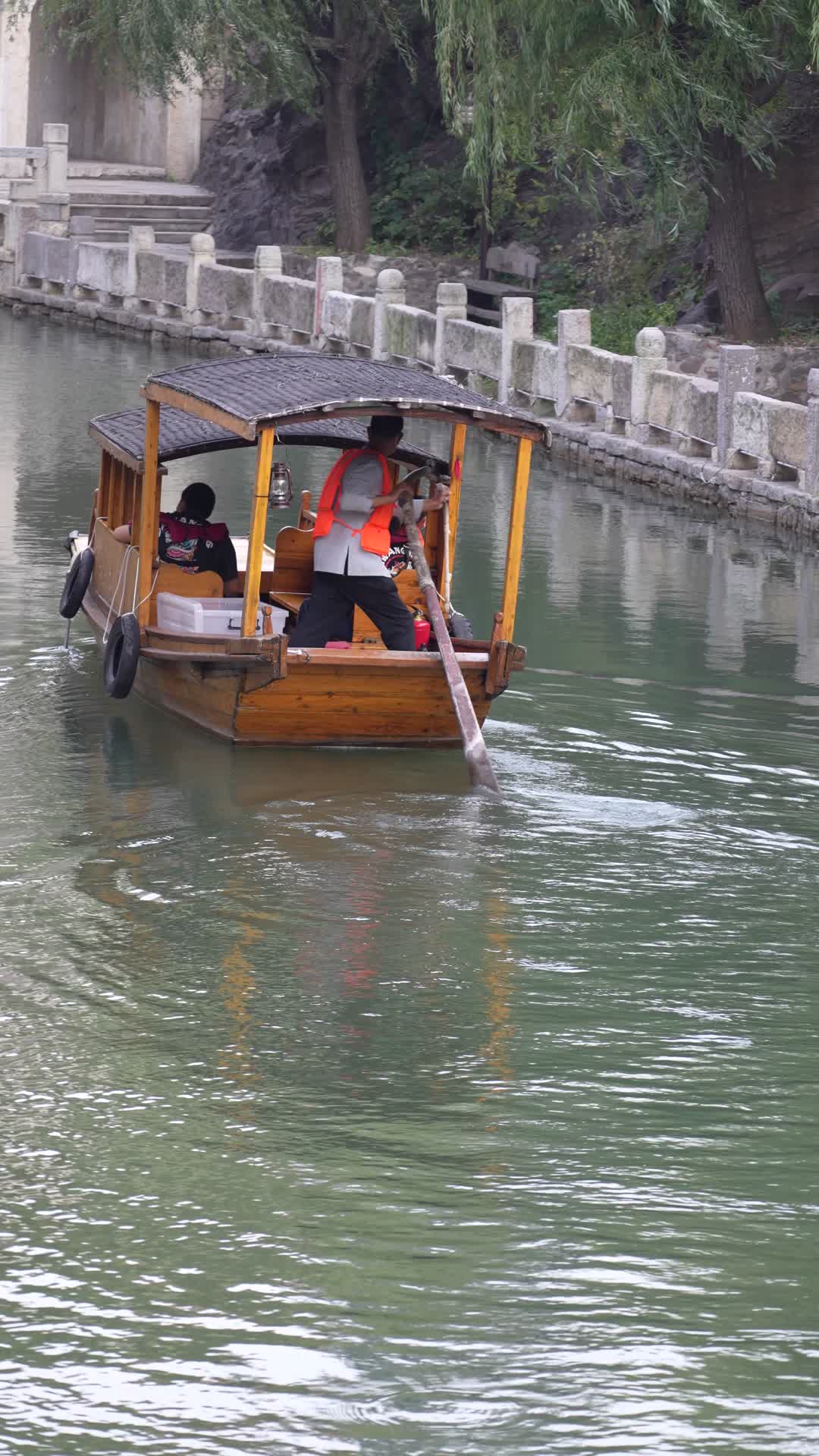 江南水乡古镇乌篷船视频的预览图