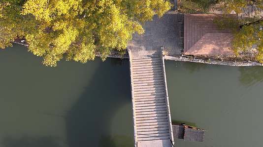 航拍秋季北京古北水镇视频的预览图