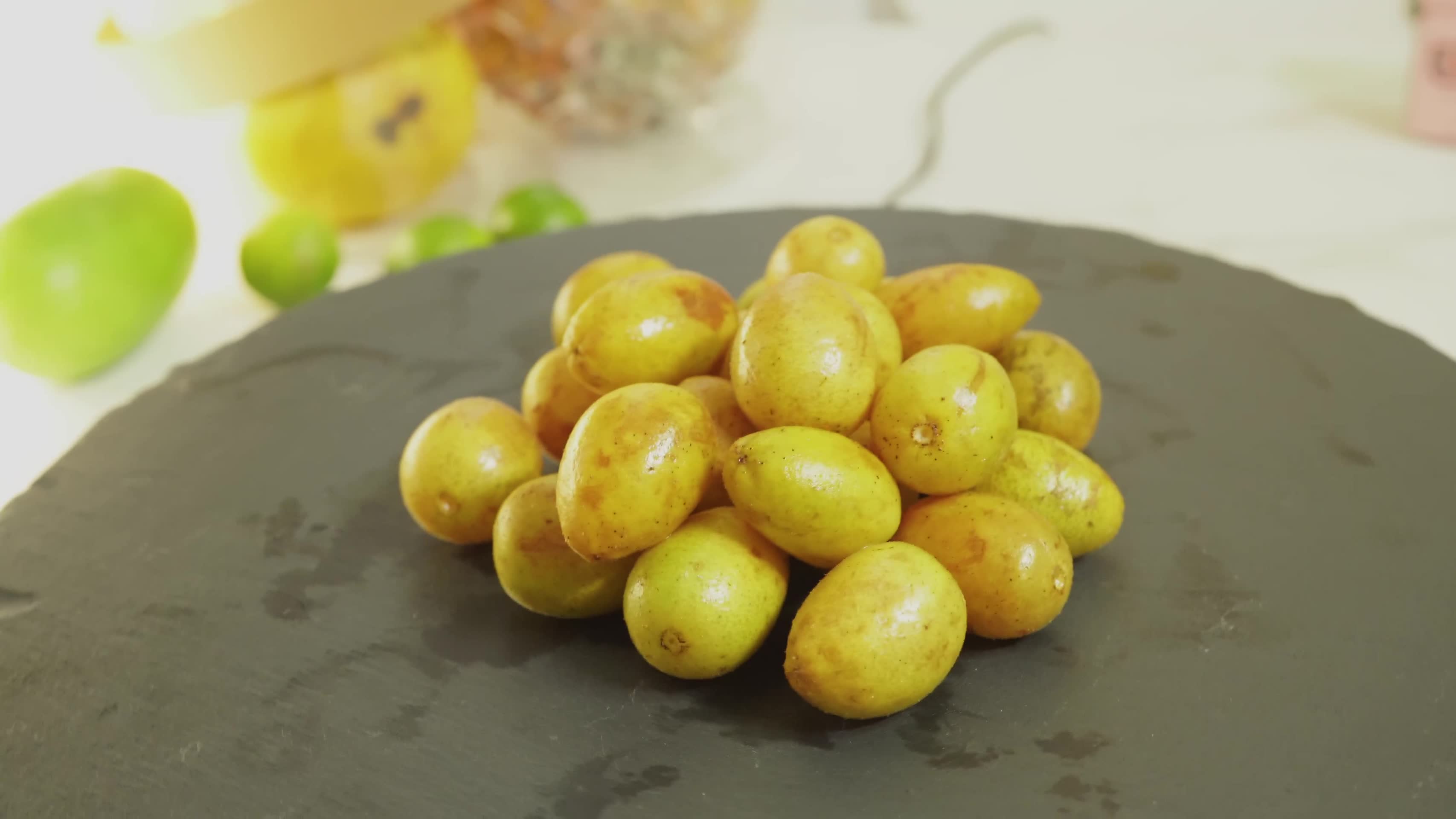 网红水果黄皮果鸡心果视频的预览图