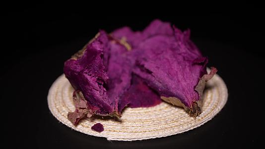 蒸熟的紫薯粗粮代餐主食视频的预览图