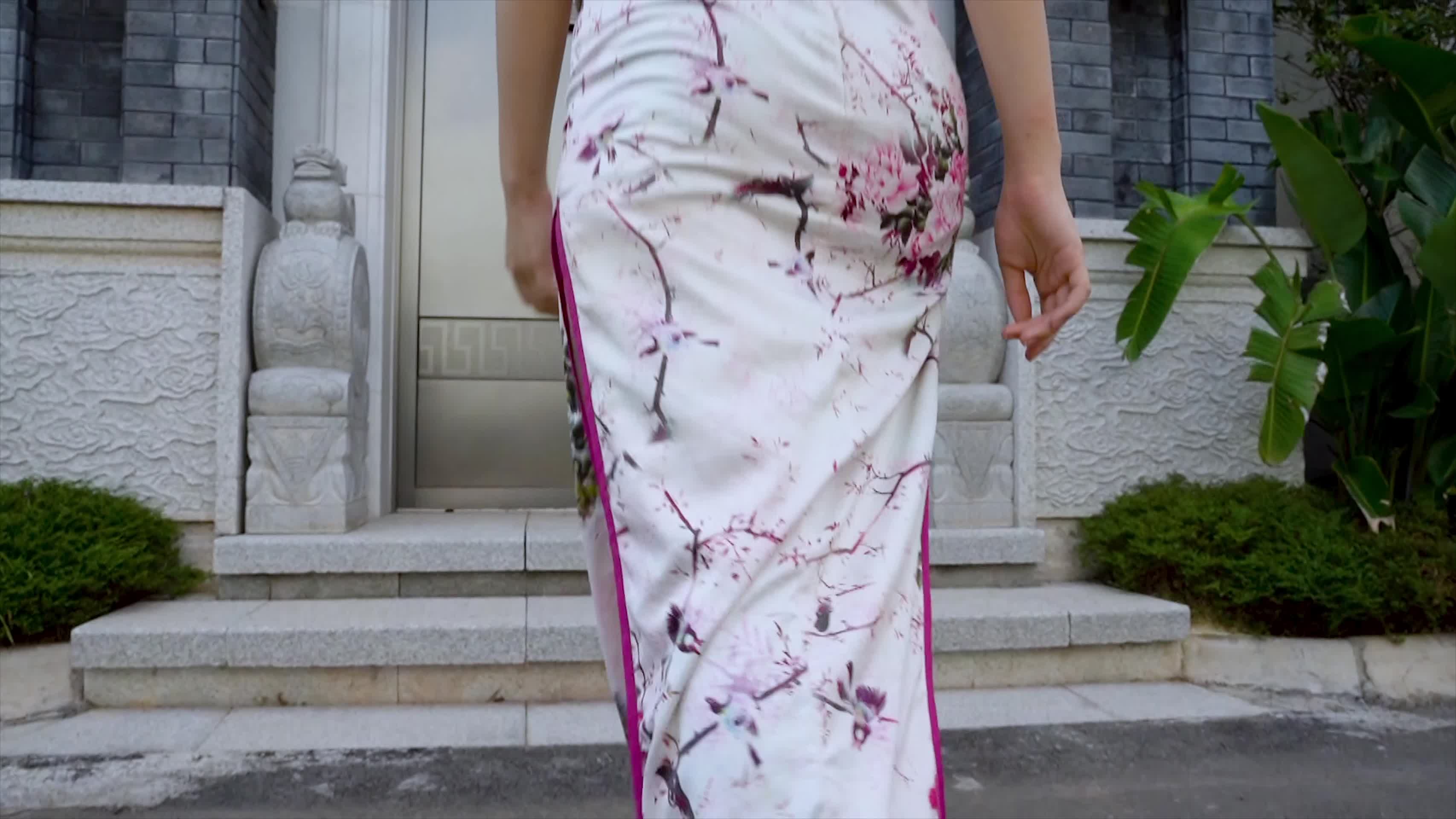 穿旗袍的美女走路背影视频的预览图
