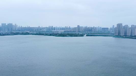 武汉洪山区黄家湖4K航拍视频视频的预览图