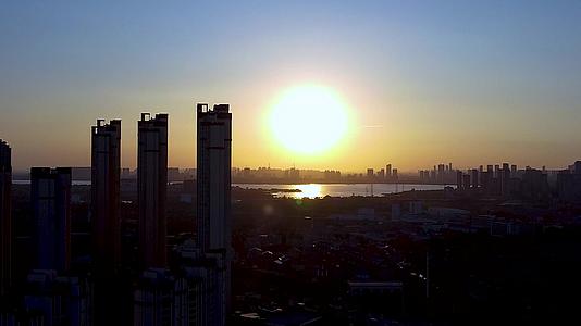 武汉洪山区黄家湖日落4K航拍视频视频的预览图