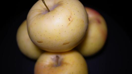 水果苹果梨黄香蕉苹果秋季苹果视频的预览图