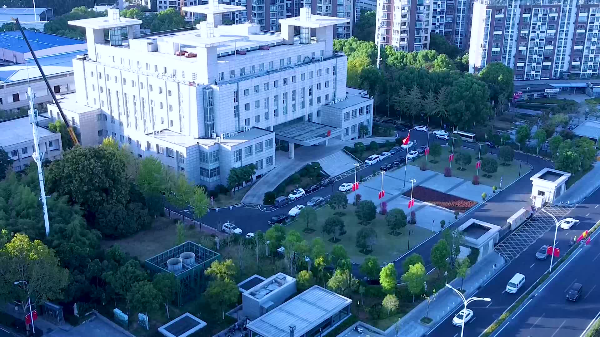 武汉洪山区政府大楼4K航拍视频视频的预览图
