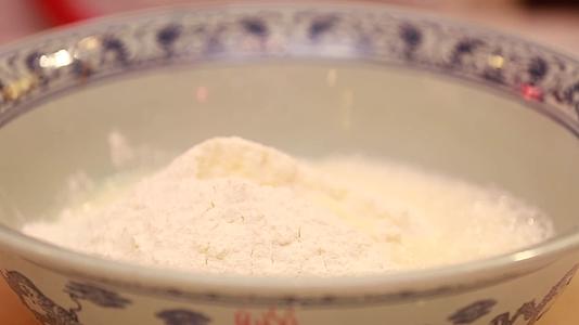 面粉和面平底锅刷油烙千层饼视频的预览图