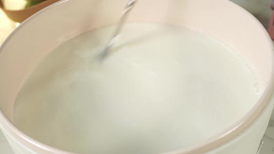 煮牛奶加热奶油椰乳视频的预览图