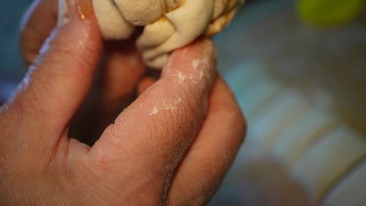 制作麻酱花卷蒸花卷面食主食视频的预览图