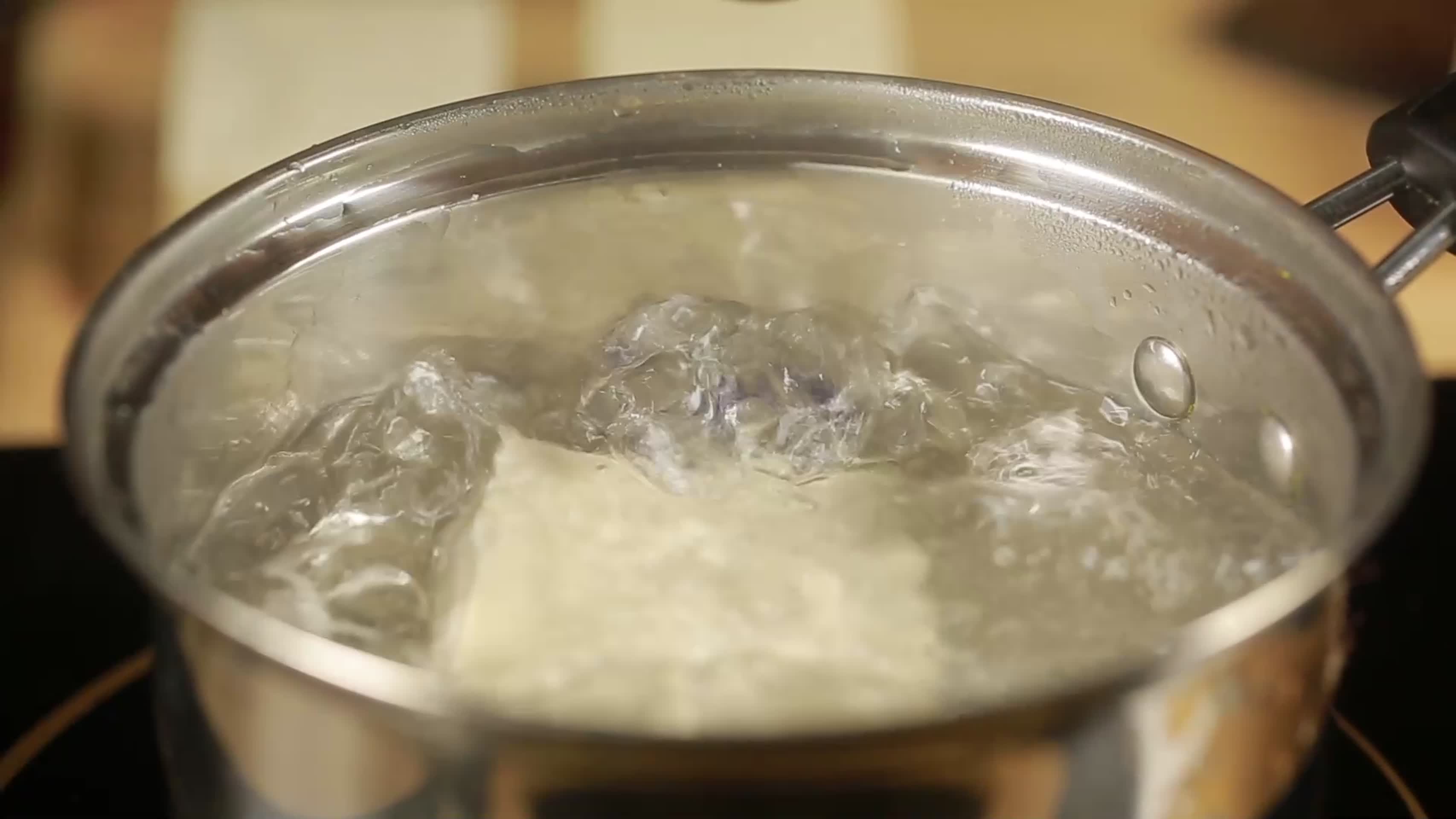 小锅烧开水冒泡沸腾视频的预览图