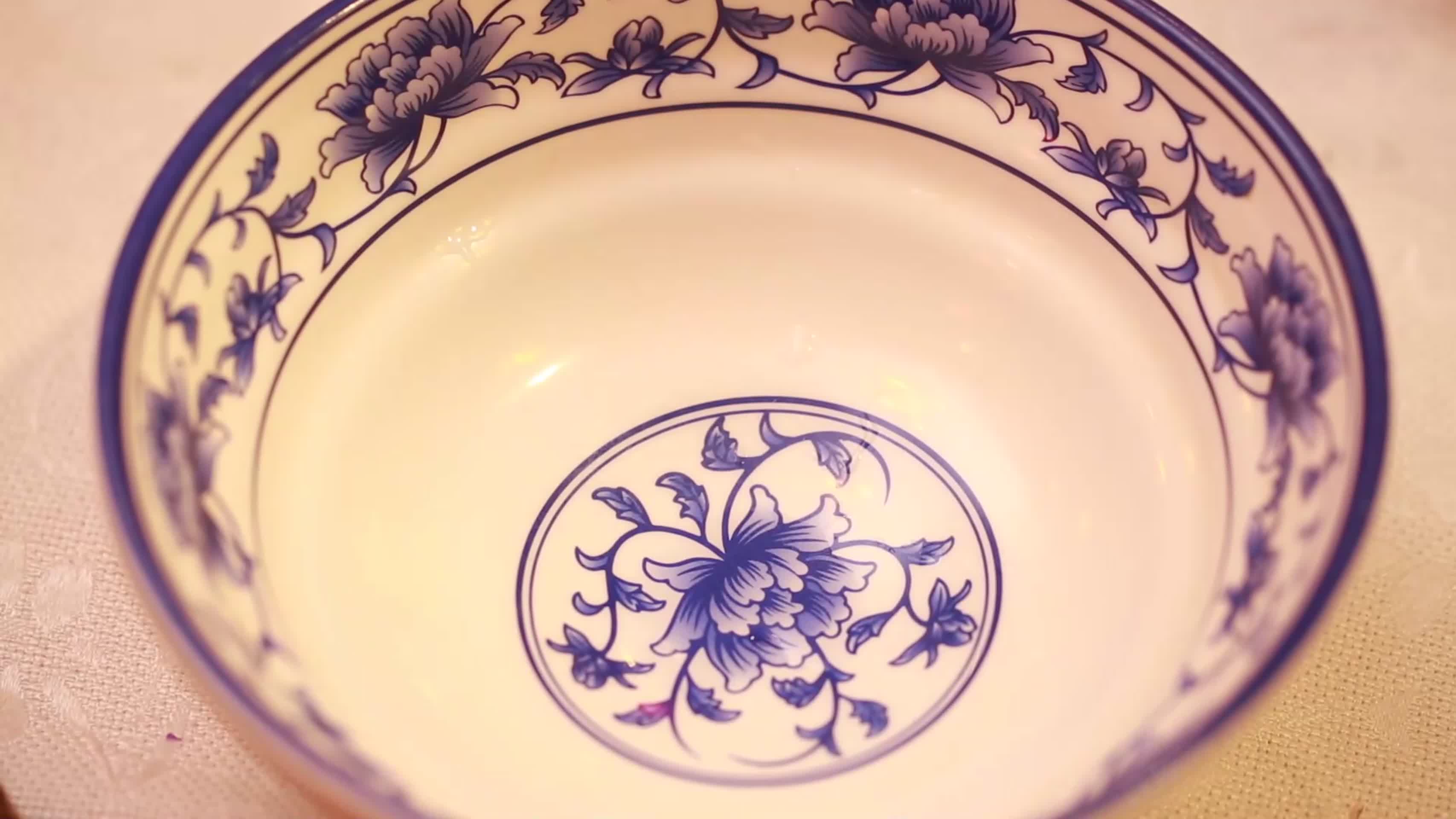 青花瓷碗调配炖鱼底料视频的预览图