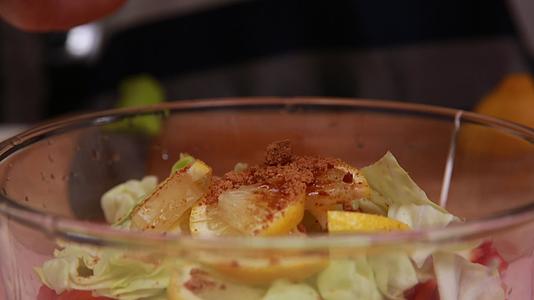 密封罐配制调料腌制跳水泡菜过程视频的预览图