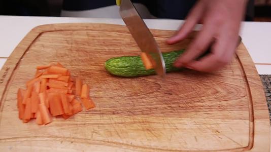秋季蔬菜黄瓜视频的预览图