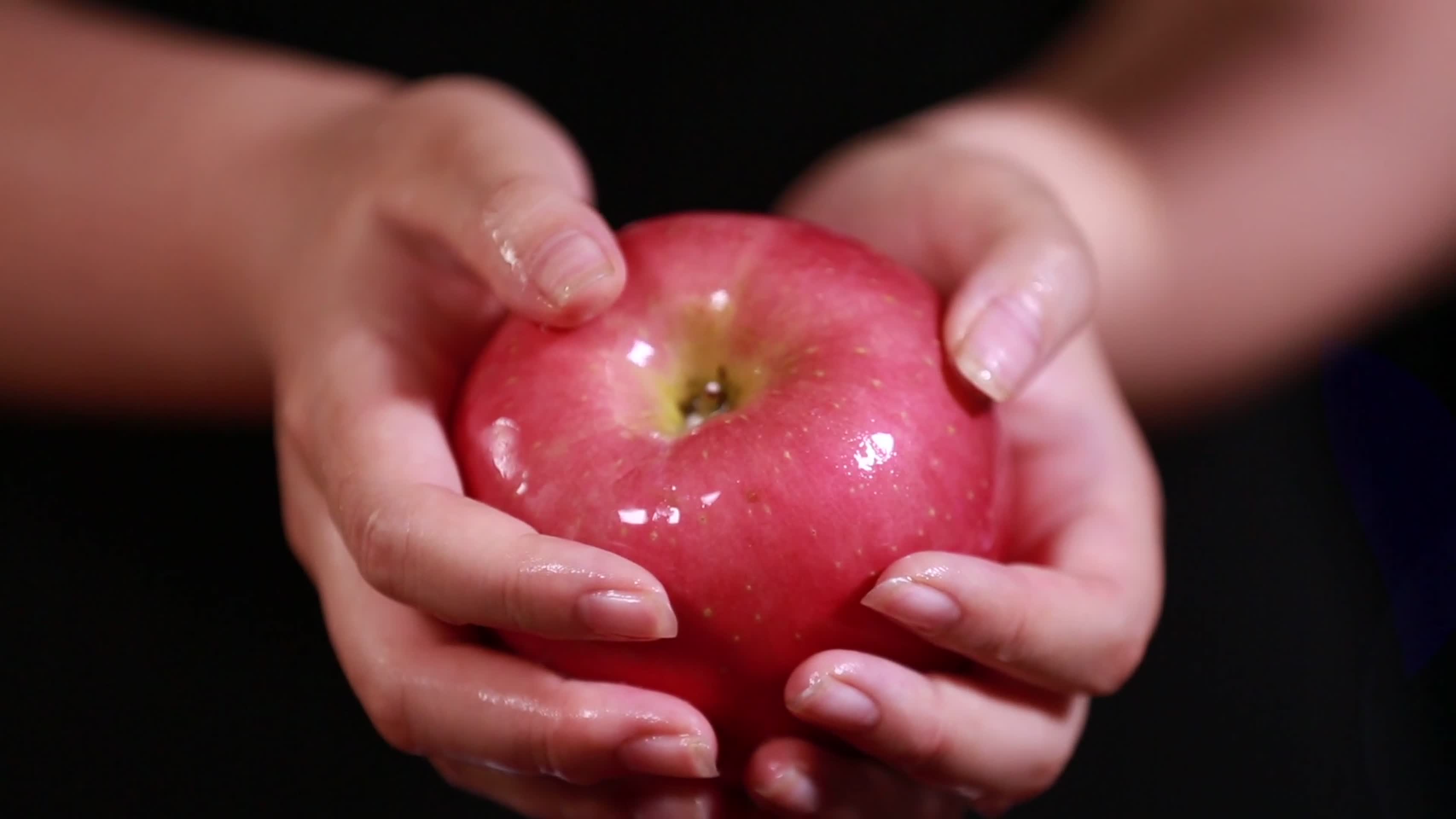 清洁剂面粉果蜡搓洗苹果视频的预览图