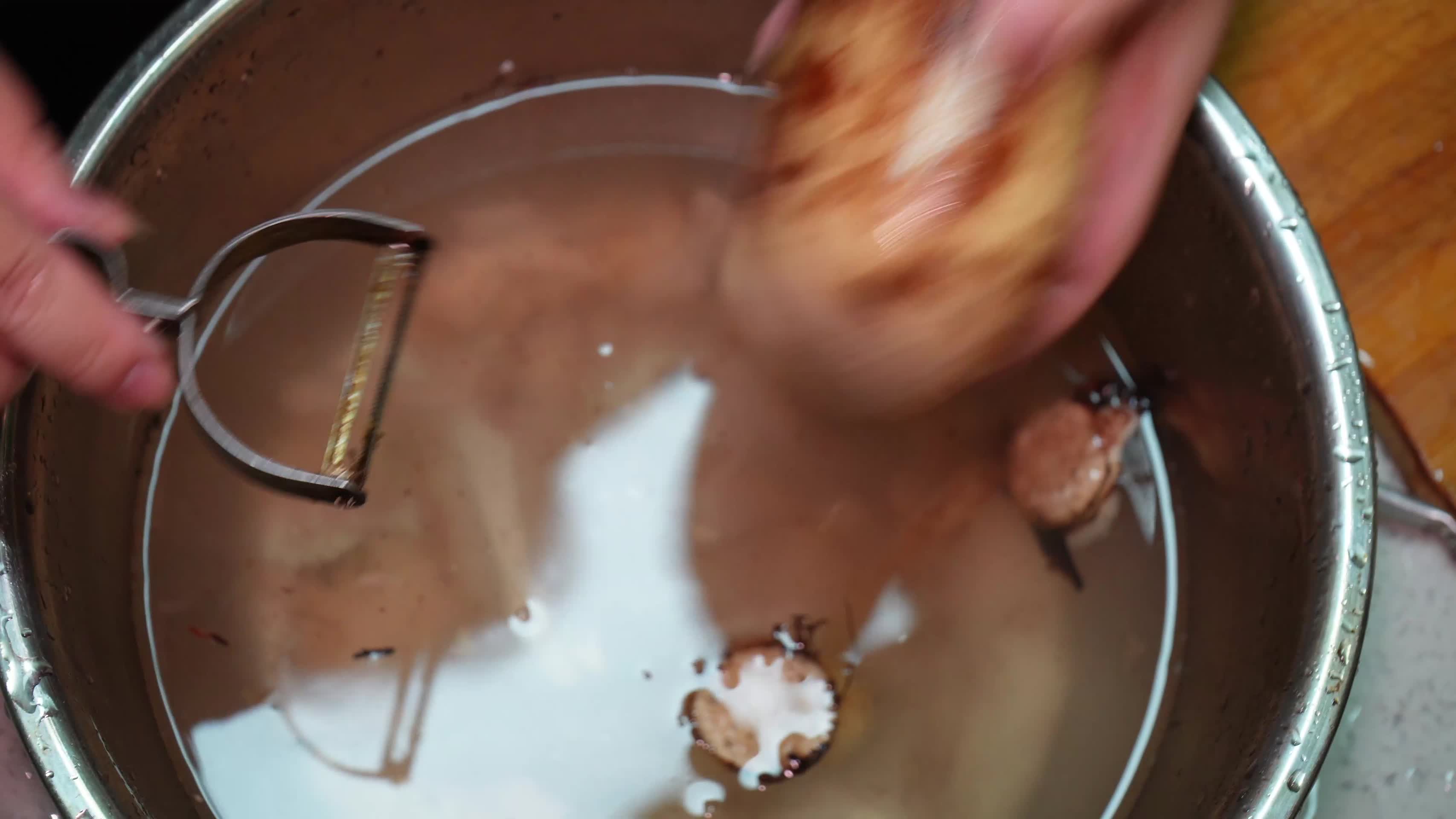 清洗莲藕削皮刀去皮切片做饭做菜视频的预览图