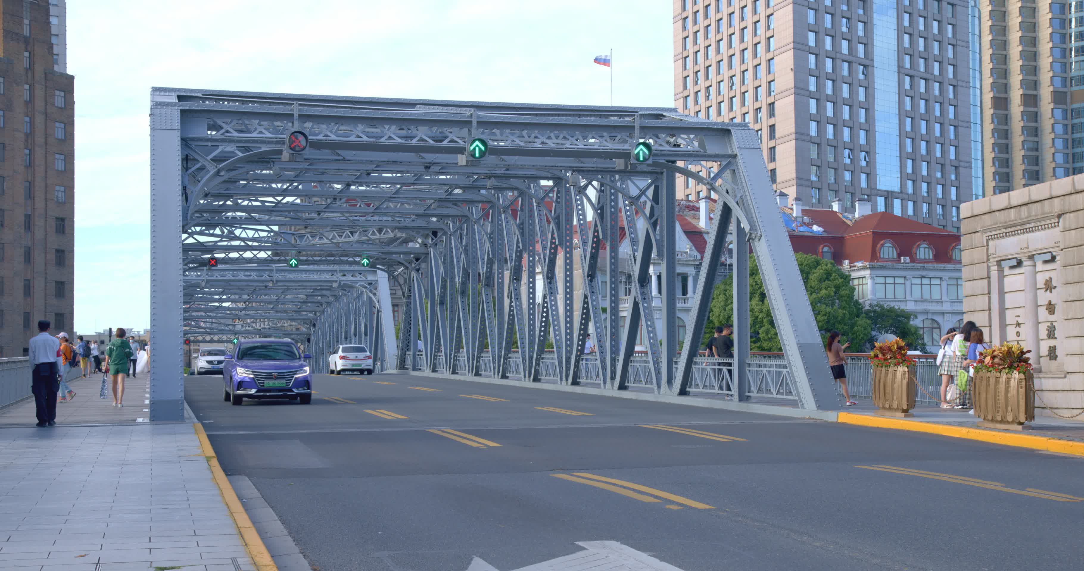 上海外白渡桥车流空镜8K实拍视频的预览图