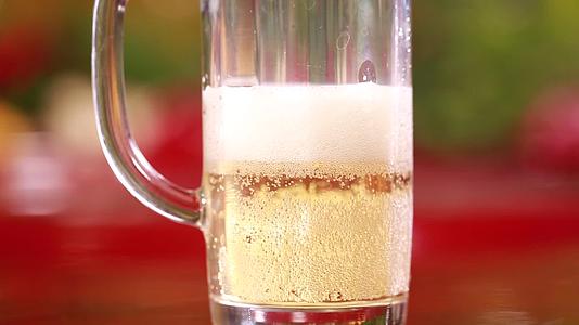啤酒杯扎啤杯倒啤酒泡沫视频的预览图