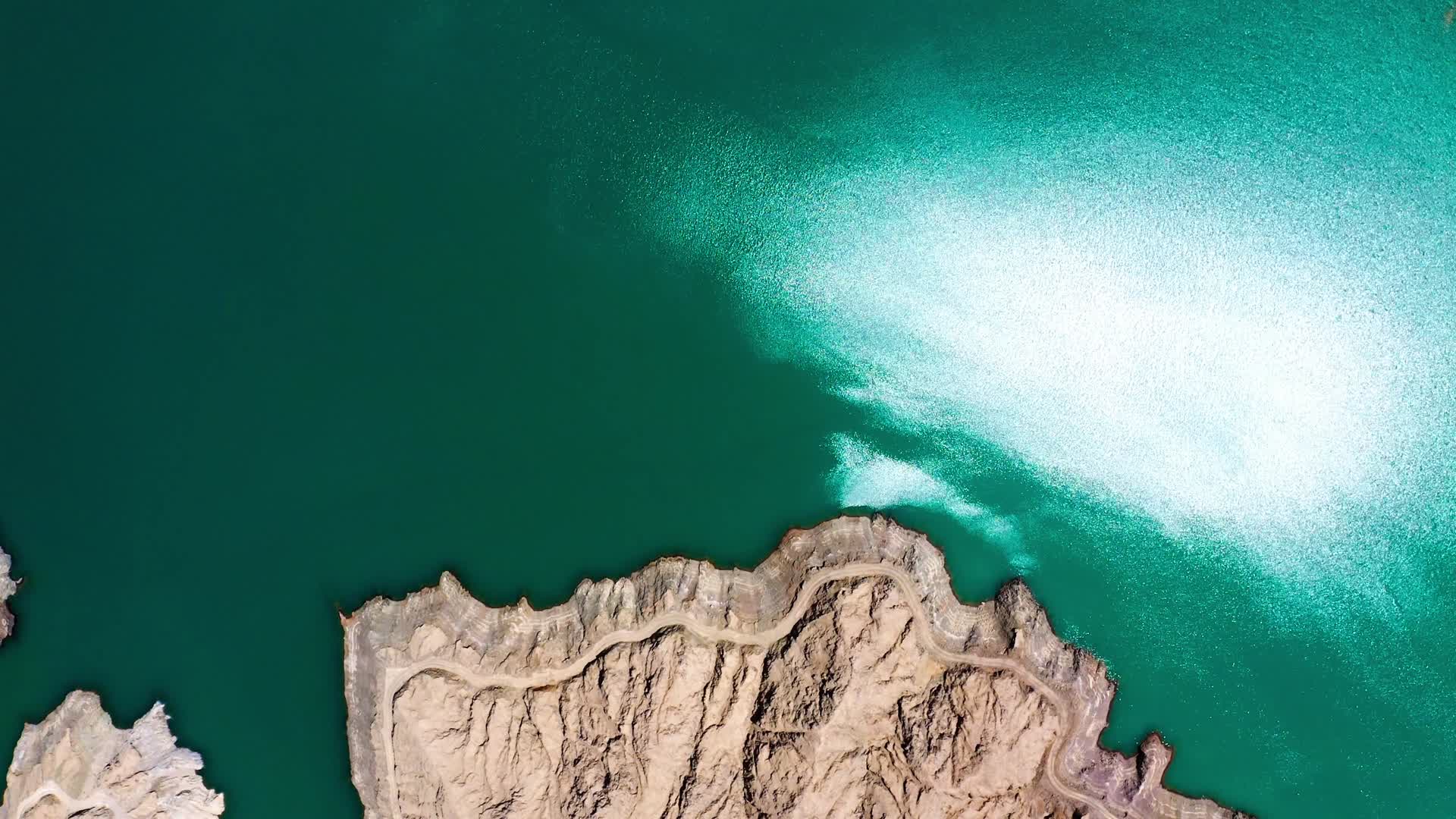 碧绿的湖泊视频的预览图
