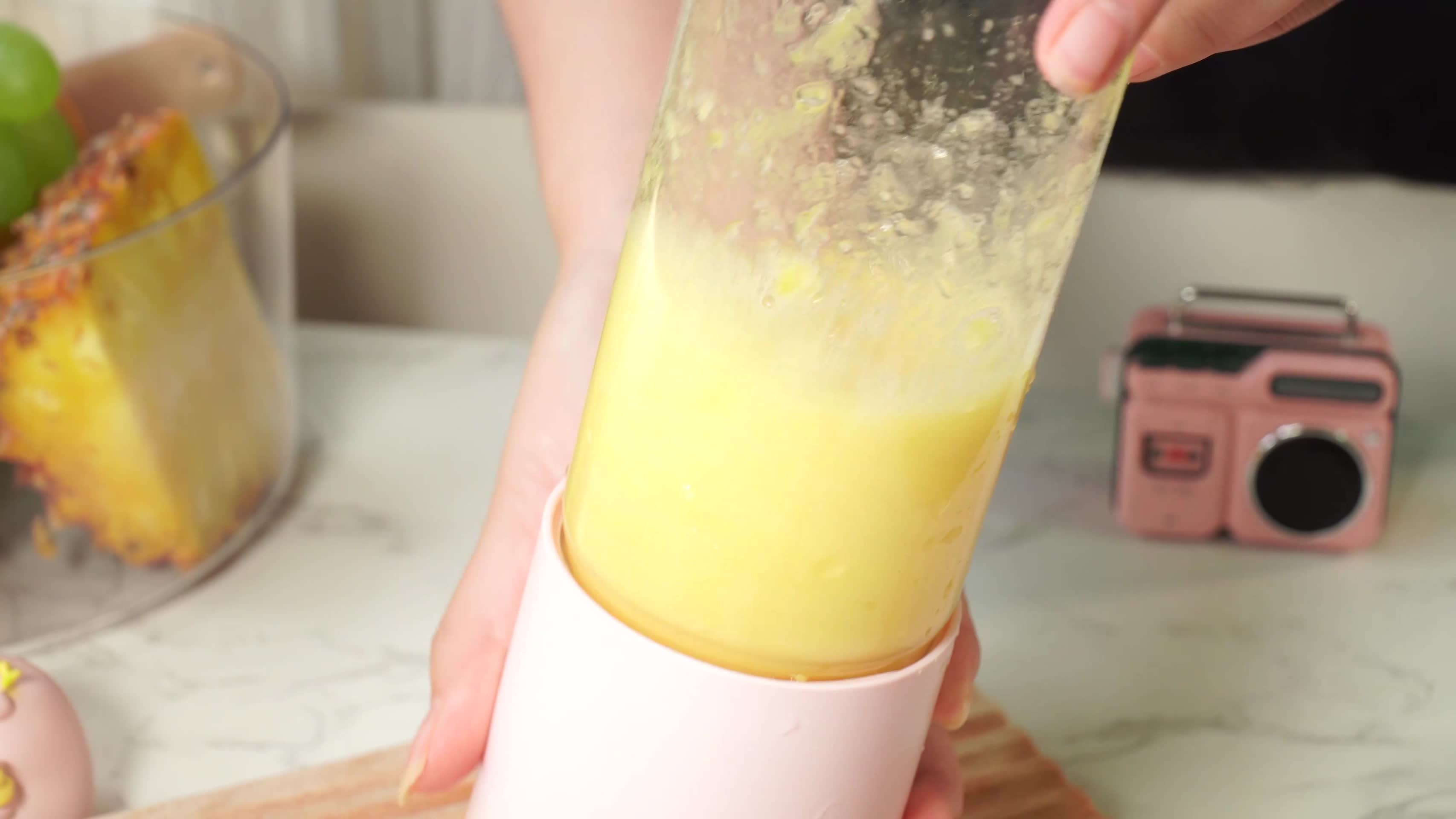菠萝加入榨汁机榨菠萝汁视频的预览图